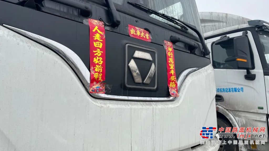 	“政策是大方向，我们得跟上！”目前，栗先生车队的20台徐工新能源重卡，主要在长治周边县市进行煤炭运输，往返大约100公里，24小时不间断运营，每天运营里程400-500公里，为他带来了不少的收益。