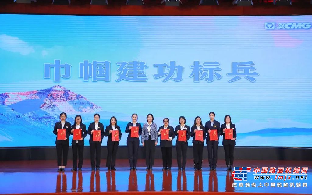 奋斗满芳华，实干展风采。徐工集团党委副书记、工会主席甄文庆代表公司党委向奋战在各条战线上的徐工女职工致以诚挚的问候和节日的祝福，希望广大女职工争当奋斗者，勇做追梦人，展巾帼风采，创建功标兵，在徐工变革转型升级中展现新作为，创造新佳绩！