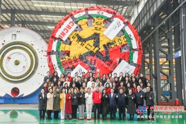湖南省总工会庆祝“三八”妇女节活动走进铁建重工