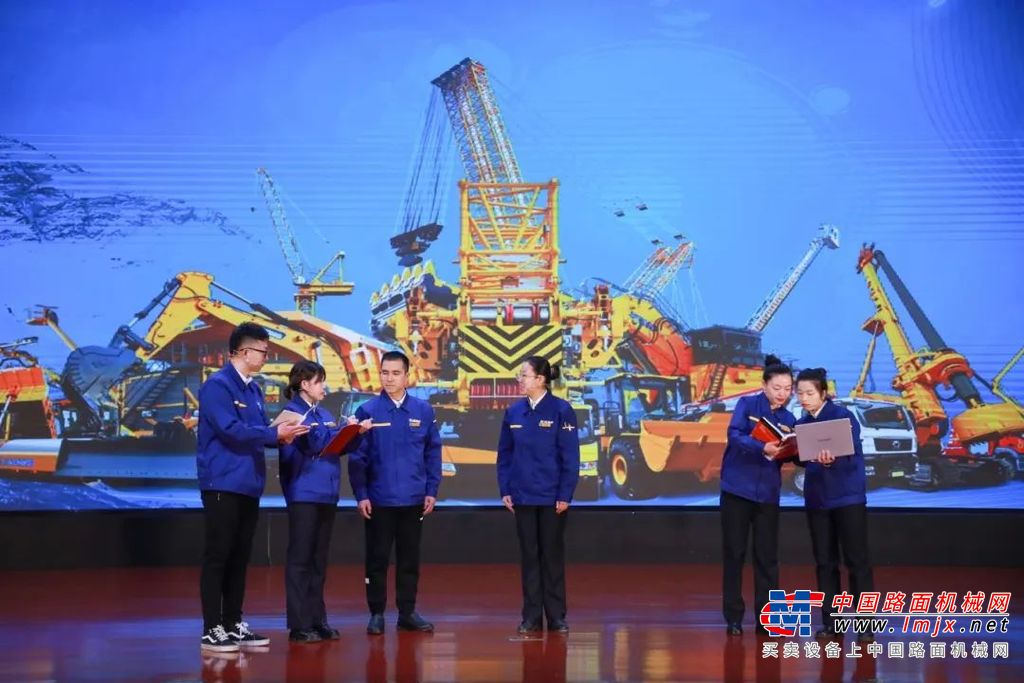 市总工会女职工部副部长顾艳华为徐工最美家庭颁奖