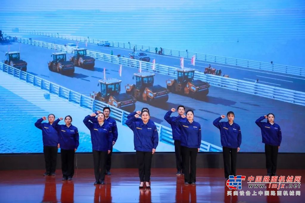 徐工机械工会副主席、团委副书记、女工主任苑珂为巾帼建功标兵颁奖她们，是企业的中坚力量，是各个岗位上的佼佼者用勤奋，书写忠诚与热爱用智慧，浇筑成长与业绩她们，是家庭中的顶梁柱，是儿女眼中的超级英雄在工作与家庭之间，默默付出用实际行动诠释女性的力量与魅力徐工集团XCMG，赞430	大国重器里传承匠心变革转型中争做“急先锋”新能源领域创新突破国际化征程中奋力开拓......