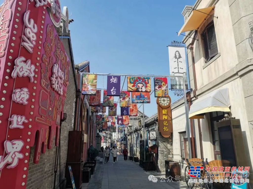 漫步朝阳街，穿过洋溢着现代气息的酒吧，在那些西式建筑和墙上若有若无的印迹中，去体味当年这条街上浓郁的韵味，感受这条近代烟台曾经最繁华的商业街的历史文化。