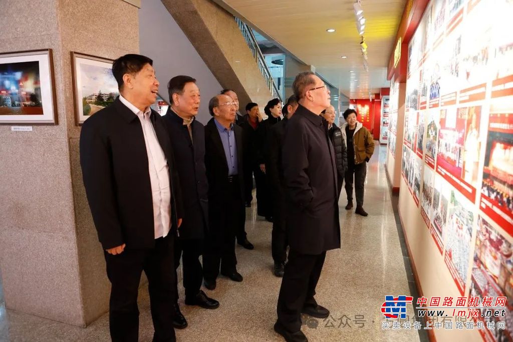 协会一行领导随后参观了方圆集团发展历程展，了解方圆集团创业发展和创新求变的历程，共同回顾企业走过的峥嵘岁月和风雨征程。