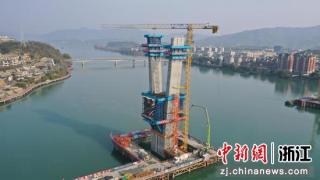 浙江金建鐵路新安江特大橋首個塔肢封頂 項目建設提速
