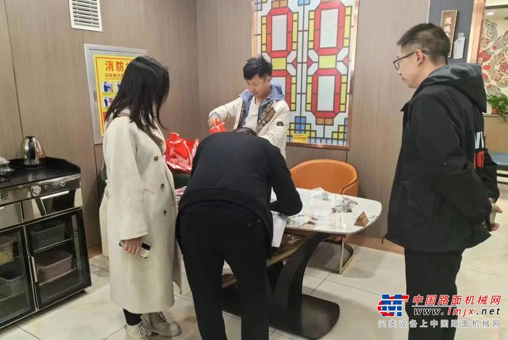 	交流会的亮点之一便是老客户王总的分享环节。王总自2019年起便购入了3台S70，从事建筑破拆等多样化工作。