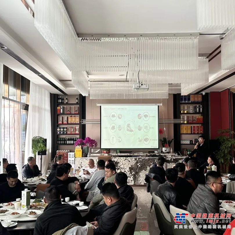 在陕西西安的会议现场，气氛热烈非凡。约50名专业人士齐聚一堂，他们的目光都被场地上那两台崭新的S70滑移装载机牢牢吸引。