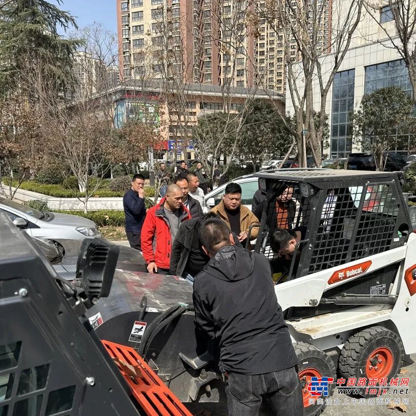 	随着工作人员的实机演示，S70的灵活操控和强大功能引来了观众的阵阵赞叹。特别是当机器轻松切换各种工作装置，工业抓斗、清扫器、货叉等属具逐一亮相，不仅展现了S70“一机多用”的独特优势，其灵活的身手、高效的作业能力更是赢得了在场嘉宾的一致好评。现场签订多台山猫采购意向，并交付两台新机。