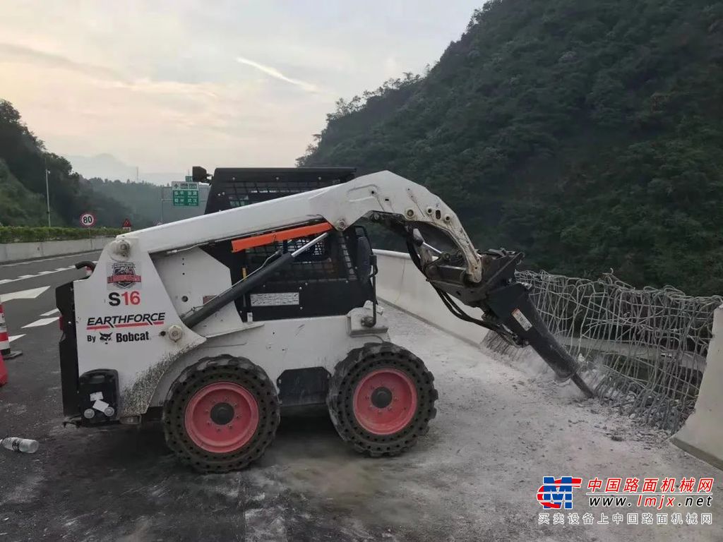	养殖场经常需要进行清粪、运料，大型设备因回转不便，边边角角常被遗漏，清理不彻底。山猫S16原地转向让它几乎没有进不去的死角，工作效率更是大大超过大型设备。除此之外，它还承担着草料运输、卧床填砂、厂区清扫等作业。