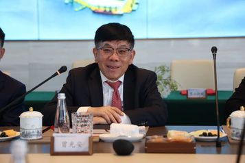 柳工与青山实业签署战略合作协议