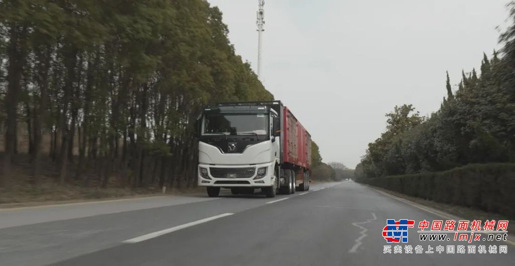 徐工XG2-EX630纯电动牵引车搭载全新智能AMT－黄金动力链，采用双电机配置＋六合一动力方案，可根据车辆空载、轻载、重载及路面、车速等情况，采取单电机、双电机有效耦合等驱动模式，实现最优化驱动效率，轻松应对各种承载需求和路况。全新升级的充换电牵引车不仅动力强而且超节能，具有多种能量回收模式，根据不同工况适配不同模式，经济适用、高效节能。