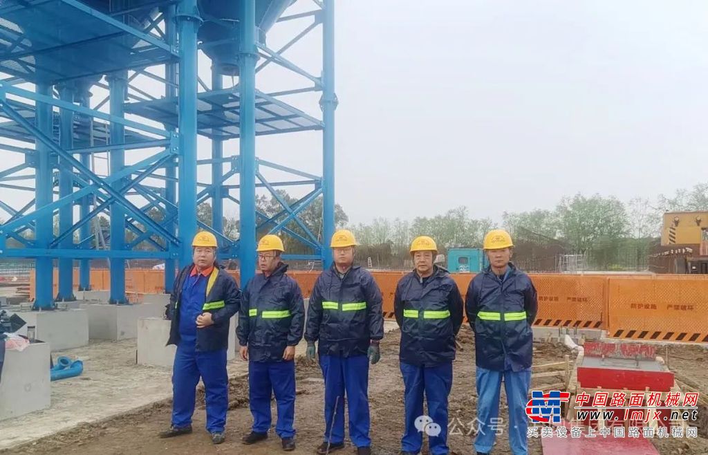 面对工期紧张、工地复杂艰苦的环境、安装设备不齐全等情况，售后服务人员不等不靠、积极应对，克服种种不利因素，发扬艰苦奋斗、顽强拼搏的方圆精神，积极投入到搅拌站的安装调试工作中，只为在最短的时间内将产品交付给客户，满足客户的生产需求。