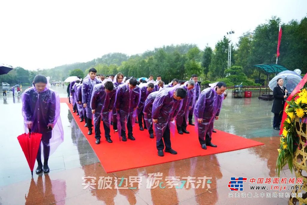 此次研讨会以参观毛泽东故居为开端，伟人风范长存、后人敬仰爱戴，缅怀仪式旨在让全体与会者缅怀革命先烈、传承伟人精神、凝聚奋进力量。