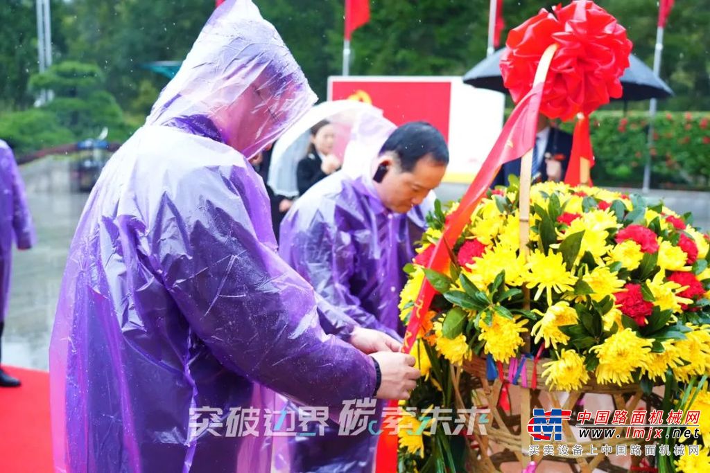 	三一集团董事、三一重卡董事长梁林河指出，三一重卡坚守产业报国初心，不断开拓企业高质量发展新局面。本次研讨会的举办，希冀全员凝心聚力、奋勇向前，共推动力电池的革新之路。