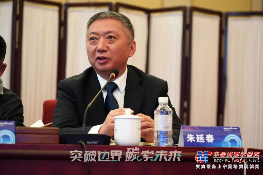 随后，三一重卡产品研究院副院长刘溧和亿纬动力电池系统研究院院长江吉兵分别作《行业现状、客户需求及发展方向》报告。双方战略目标一致，未来延续量产一代、研发一代、储备一代的模式，实现亿纬动力电池和三一重卡整车进行产品深度绑定，从场景需求出发布局新产品，技术引领电动重卡行业。