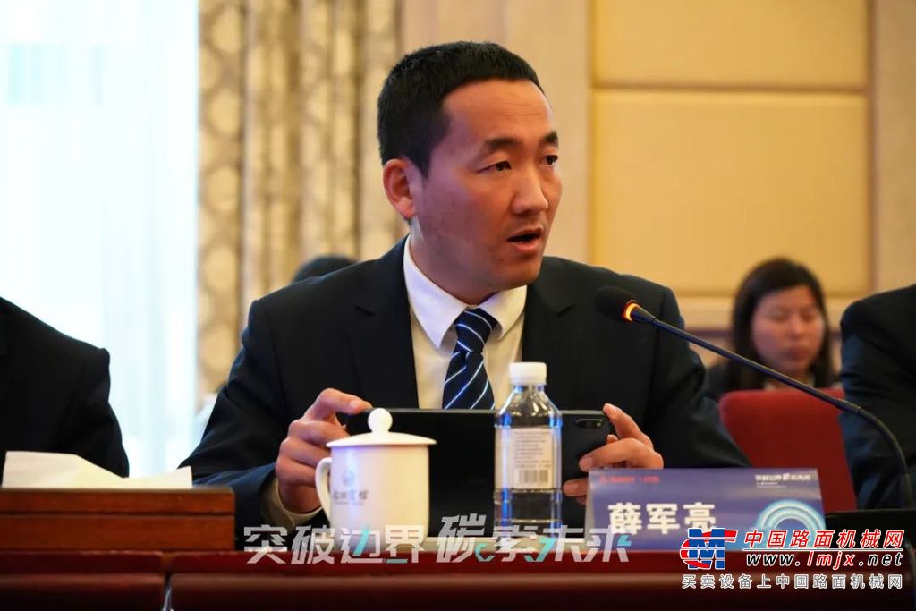 	此次战略研讨的重头戏是主题讨论，围绕“短倒后背和底盘集成路线下的电池系统集成技术”等4大方向、16个问题开展全员讨论，由三一/亿纬研发团队各自形成问题对策清单。全员全情投入、群策群力、干货十足，为三一新能源重卡新的突破、新的蓝图建言献策，不断突破边界、碳索未来。