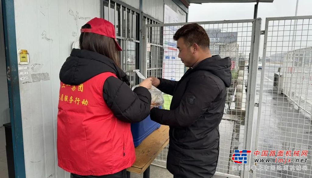 	雷锋精神，早已成为中国人普遍认可的人生价值坐标中最挺拔屹立的一座丰碑。他的人生观也让更多人关注平凡人生的美好和价值。