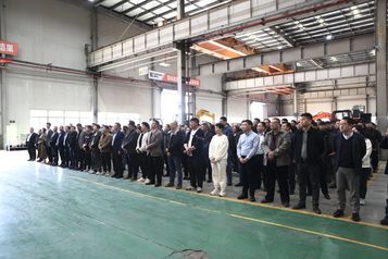 柳工小型工程机械业务2024年一季度冲刺1200台下线仪式举行！