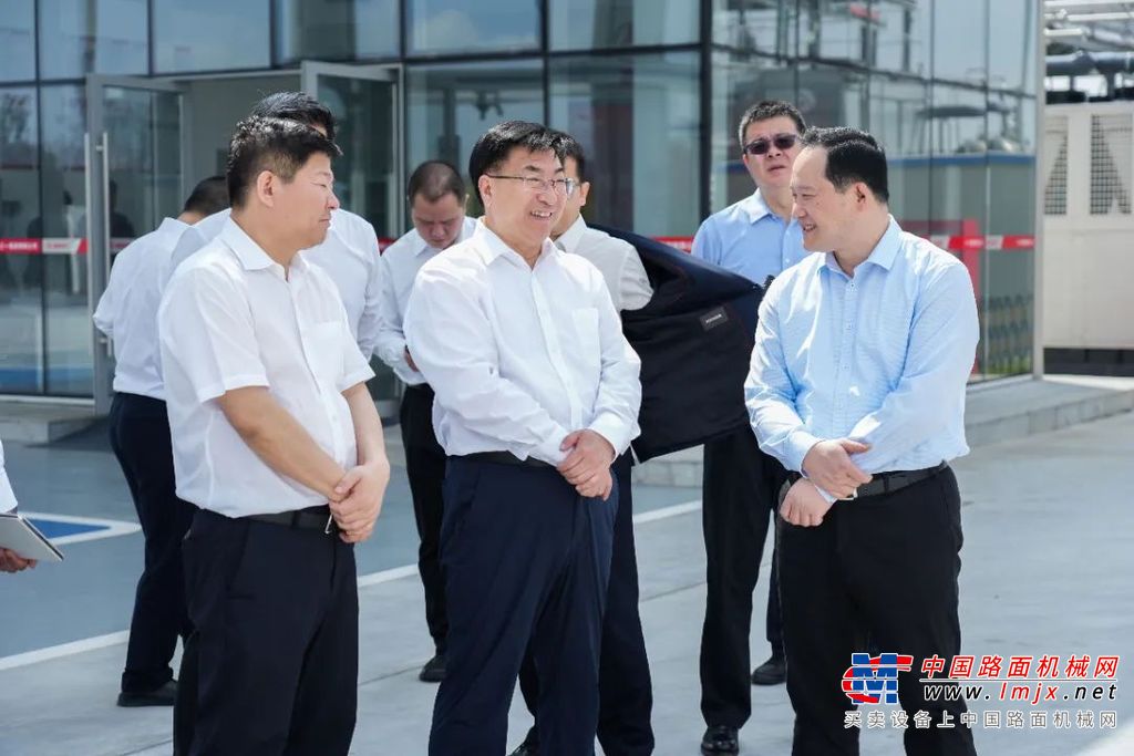 锦州代表团一行深入参观三一智联重卡产业园，近距离感受三一智能制造的魅力，该产业园总投资220亿元，是三一集团首个完全基于数字化、智能化技术的园区，旨在打造“智能制造”的世界级样板。