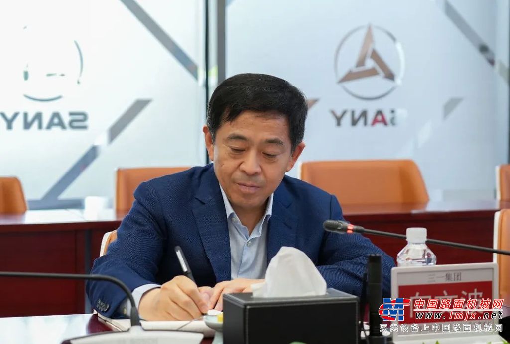 	期间，重点考察了全国最大绿电制氢加氢一体站，聚焦三一低碳化战略实践，深度理解氢能产业的“三一解决方案”。该站是三一氢能有限公司新建设的国内首个2000公斤级制氢加氢一体站，总投资3700万元，服务能力在业内遥遥领先。
