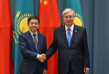 哈萨克斯坦总统托卡耶夫接见三一集团轮值董事长向文波