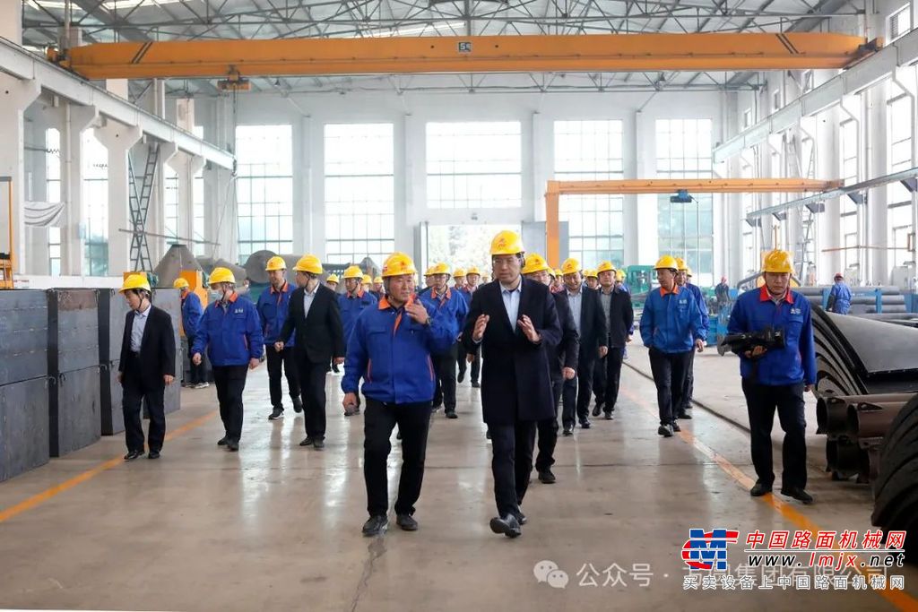 2日下午，方圆集团2024年第一季度经营工作会议召开，集团领导，各单位负责人及副职、总工、会计人员，销售公司、经贸公司、金鼎实业公司全体人员，物资供应公司、钢材市场公司采购人员，其他与经营相关的人员参加会议。方圆集团董事局主席高秀、总经理刘长城等集团领导出席会议并讲话。会议总结第一季度的经营工作，分析市场形势，定位经营方向。
