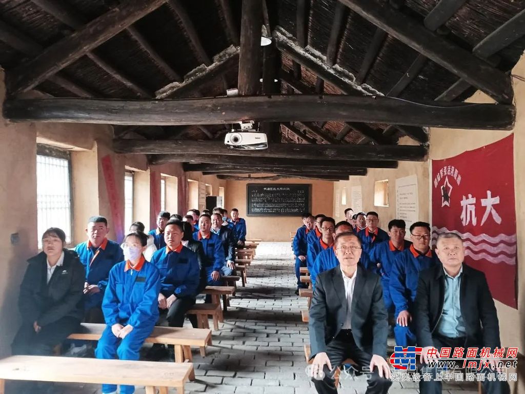 随后来到八路军胶东军区机关旧址纪念馆，听取讲解，了解许世友将军在胶东的传奇戎马生涯、与胶东人民的浓厚情谊和胶东抗战部队发展壮大、浴血奋战的光辉历史。