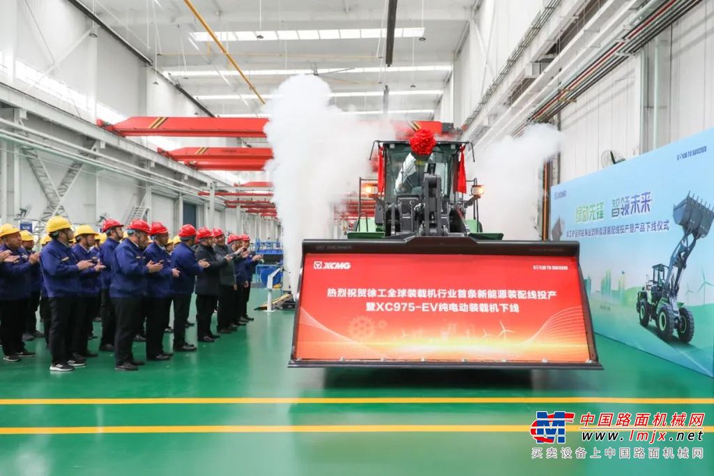2024年百台徐工纯电动装载机开门红发车