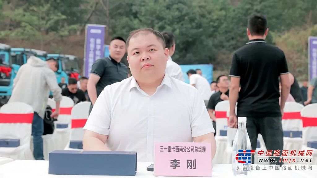 三一重卡电动化营销公司总经理科桦、西南分公司总经理李刚，要务科技CEO石东海，攀枝花市市交通局领导，昶瑞科技总经理王敬、副总经理程禾青等多家企业负责人出席本次交付仪式。