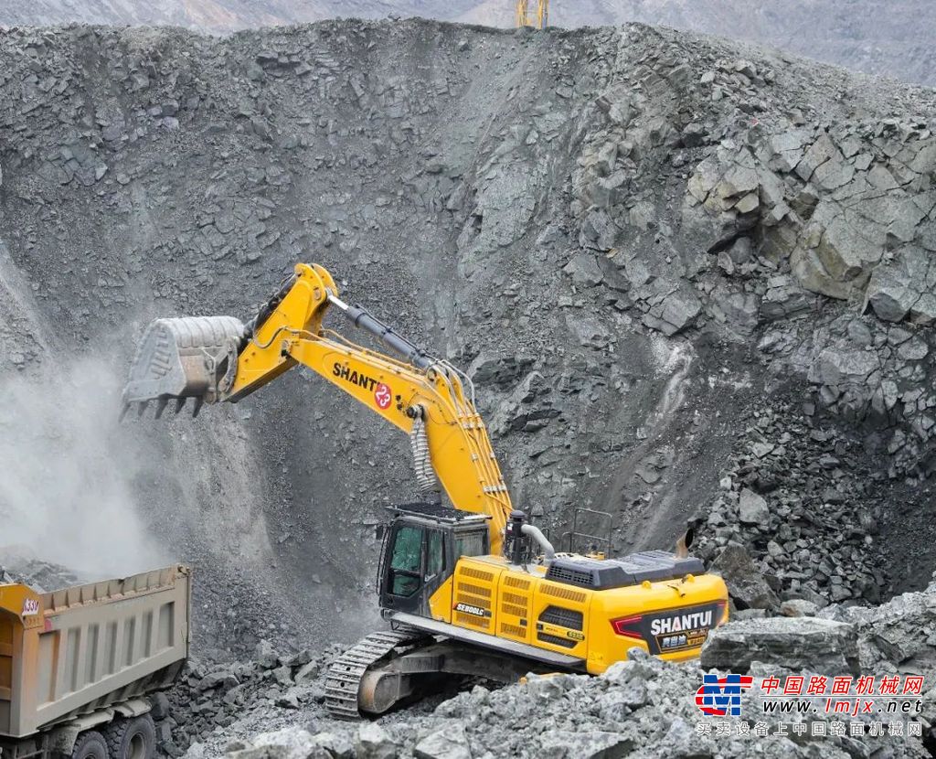 山推SE800LC，搭载潍柴+林德黄金内核配置，动力强劲；功率优于同类产品40%，响应迅速；优化燃油喷射方式，油耗更低，对比同类产品节省15%；采用四十年高品质山推四轮一带和高强度耐磨铲斗，无惧矿山恶劣工况，为矿山的开采提供了可靠保障，极大地提高了施工效率。
