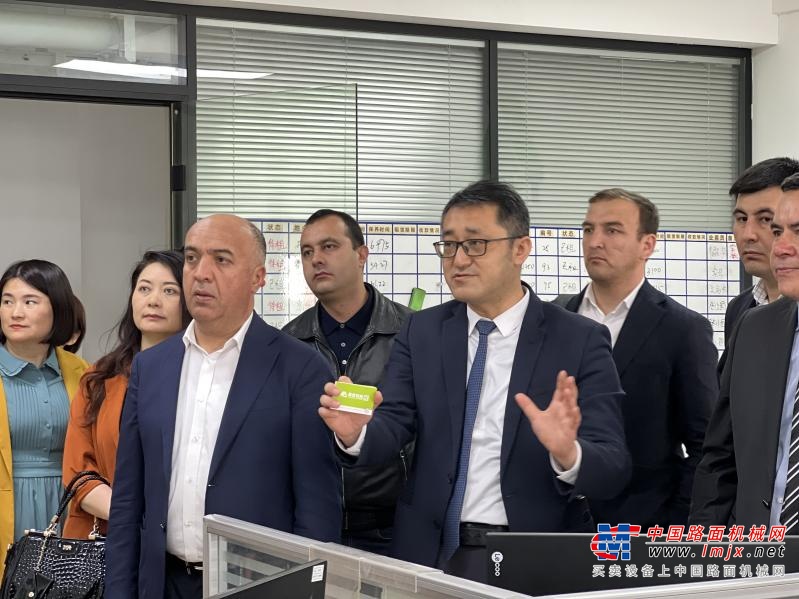 交流过程中，泰信机械董事长辛鹏先生介绍了公司的核心技术和市场竞争力。他提到，泰信的设备不仅在国内桩工细分领域市场占据领先地位，也在国际市场上相继获得了客户的认可，其中全资子公司泰恒基础在乌兹别克的项目中解决了诸多工程难题，得到了当地客户的高度评价。哈达洛夫副州长对泰信机械的技术创新与国际服务给予了高度评价，并表示，乌兹别克斯坦政府非常重视与中国的基础建设合作关系，希望未来双方能够在更多领域开展深入合作，共同推动技术进步和区域经济发展。他特别强调，作为“一带一路”倡议的受益国，乌兹别克斯坦看中了与中国企业合作带来的持续发展机会。