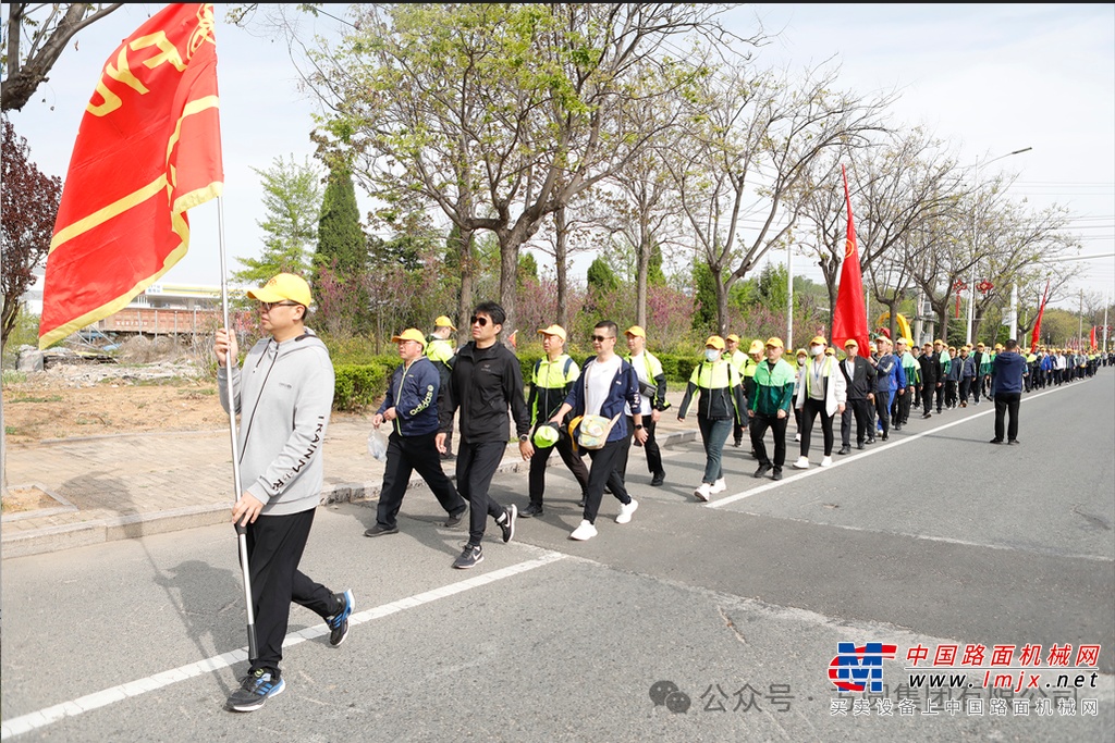 收到出发令后，集团员工排成两列纵队徒步行进，奔向海阳花花山景区。全体员工形成一条长龙阵势，浩浩荡荡，威武壮观，彩旗迎风招展，队伍欢歌笑语，方圆风采一路铺展。