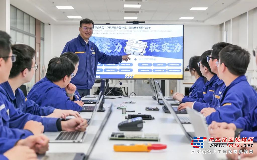 	1171次版本迭代2582小时严酷测试以核心技术打出徐工“辨识度”攻克新能源整车控制的技术难关这是徐工汽车研究院产品研发中心电控研发部一群90后徐工青年的故事