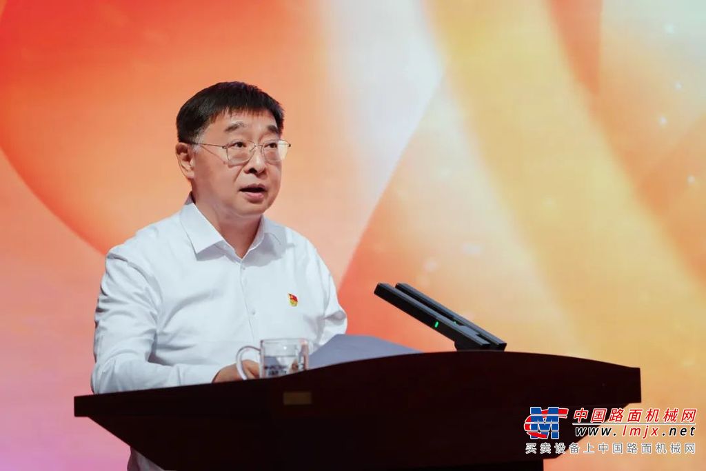 徐工集团党委副书记、工会主席甄文庆为五四红旗团委颁奖