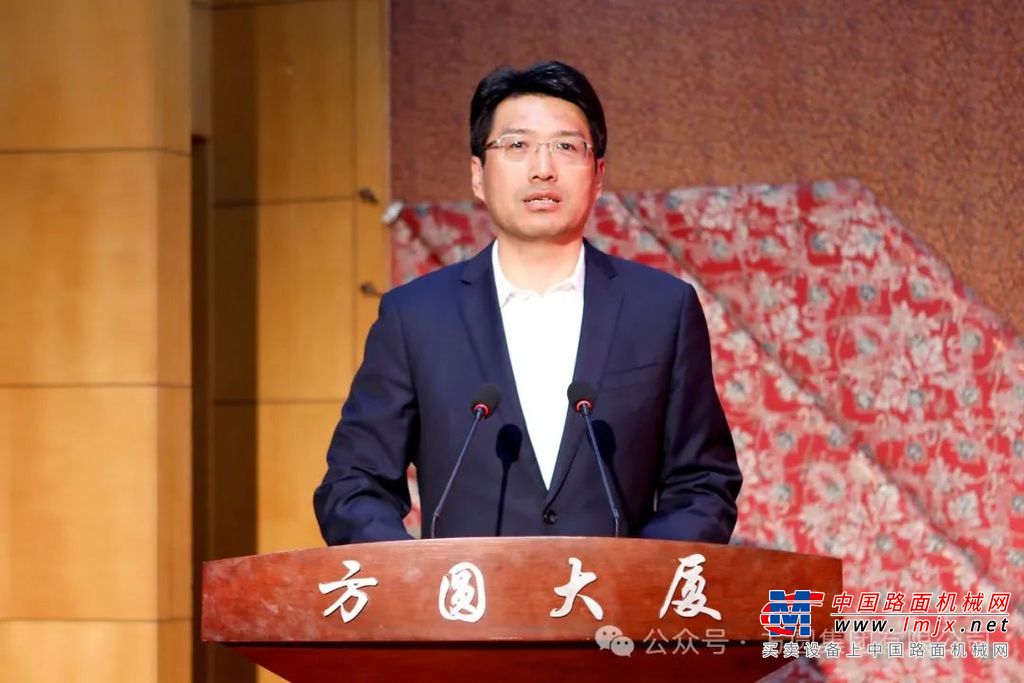 与会人员观看了报道张伟同志事迹的电视新闻。