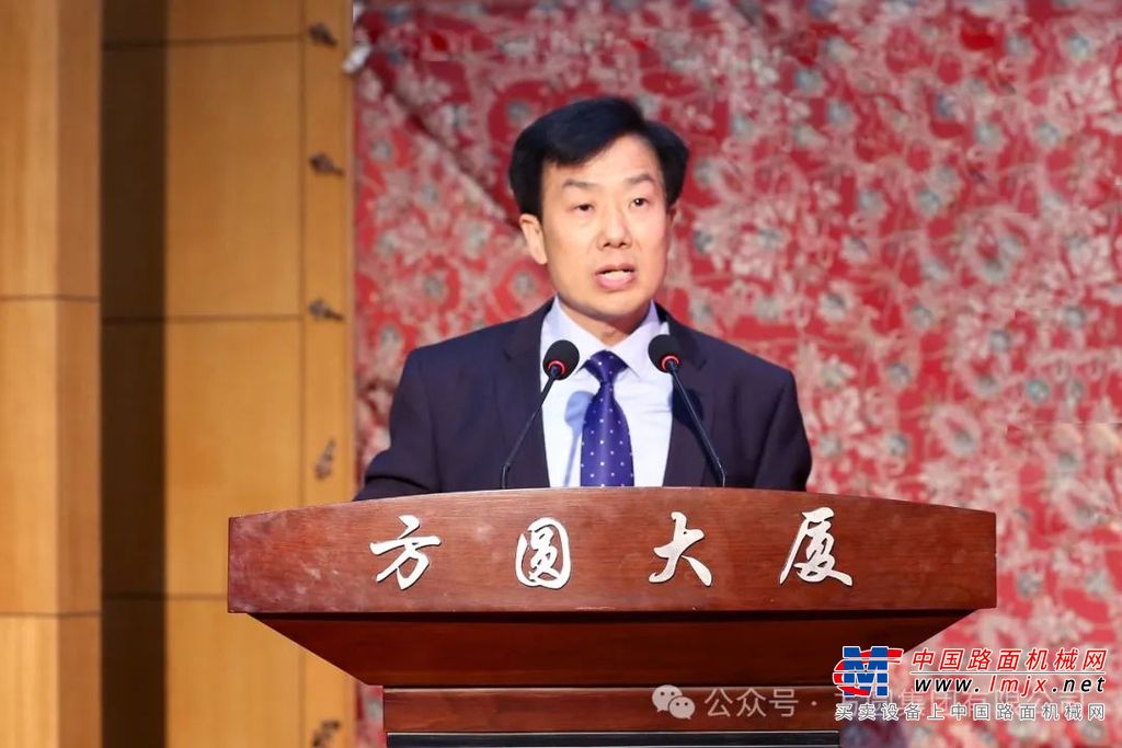 会上，张伟同志汇报了赴京领奖的具体过程，并通过“对方圆蓝的向往”、“方圆蓝让我坚定信念”、“方圆蓝的汗流浃背”、“方圆蓝的价值提升”、“方圆蓝的共同智慧”、“方圆蓝的无比荣光”六个篇章讲述了在方圆集团的成长历程，表达了对事业的深深热爱、对企业的无限忠诚。