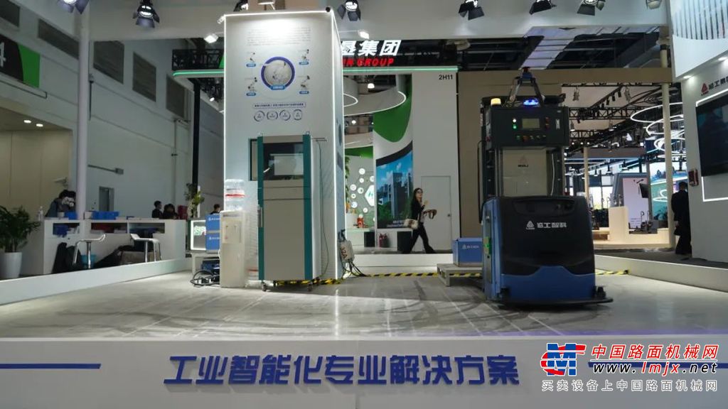 5月10日16:30分，活动启动仪式庄严且热烈的开始。国家发展改革委秘书长伍浩主持并介绍出席领导及嘉宾，国务院国资委主任张玉卓、市场监管总局局长罗文、上海市委书记陈吉宁出席会议，并先后致辞；而后中共二十届中央政治局委员、国务院副总理、党组成员张国清讲话，正式启动2024年中国品牌日活动。山东临工工程机械有限公司总经理助理唐俊斌做为参展企业代表应邀参会。