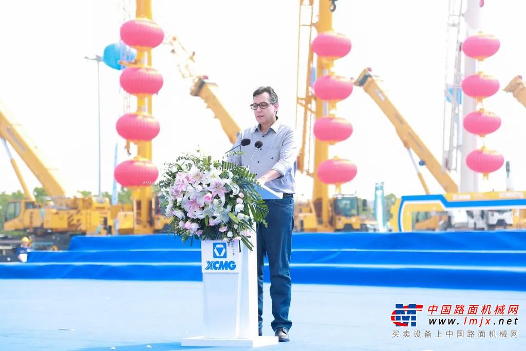 全球最大的轮式起重机制造基地内，舞龙舞狮夹道相迎，不同型号的“大咖”产品纷纷前来“坐镇”，在蓝天白云映衬下，钢铁臂膀光泽凛冽，队伍严阵以待，以高规格的产品礼仪，向全球客户致以最崇高的敬意。