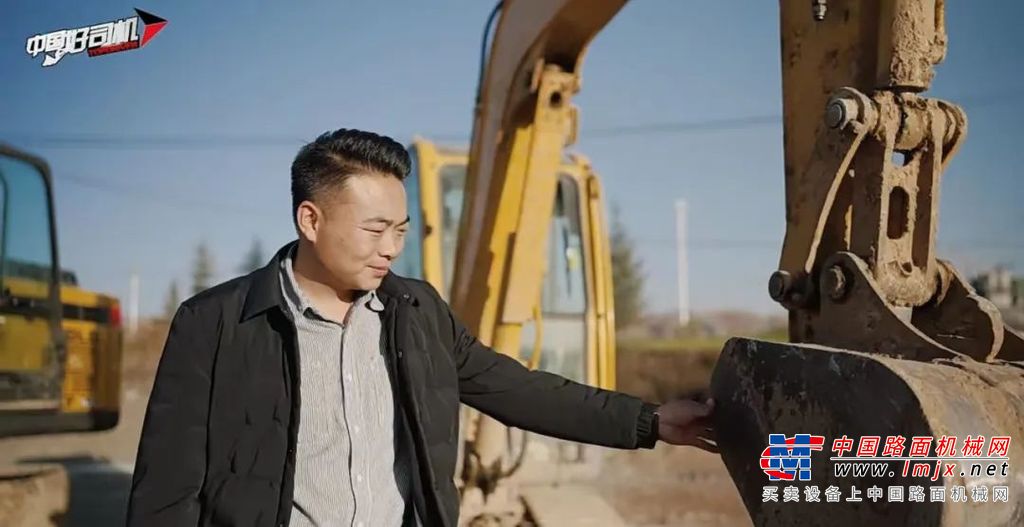 二、三十年前，能开挖机挣钱是一份值得让人羡慕工作，很多人通过操作机手这份工作，虽不能说完成人生阶层跨越，但也大都乘行业发展之风，过上了相对更为富足的生活。
