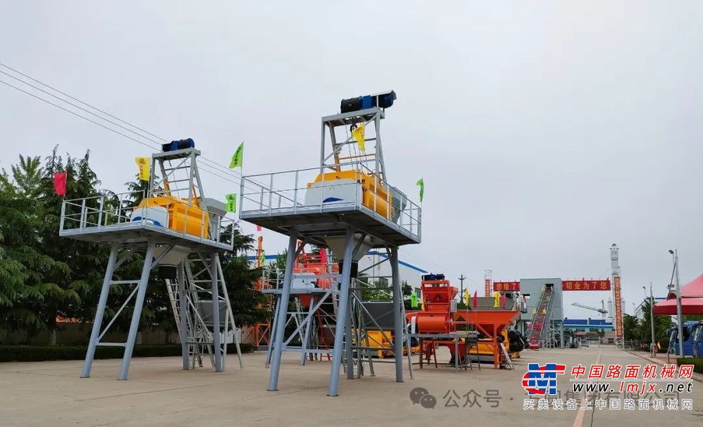 从大型的机械设备到精密的零部件展示，从创新的设计理念到可靠的性能表现，每一处细节都彰显着方圆集团的实力与追求。各单位紧密协作，确保每一台样机都处于最佳状态，以展现出方圆集团在行业内的领先地位。