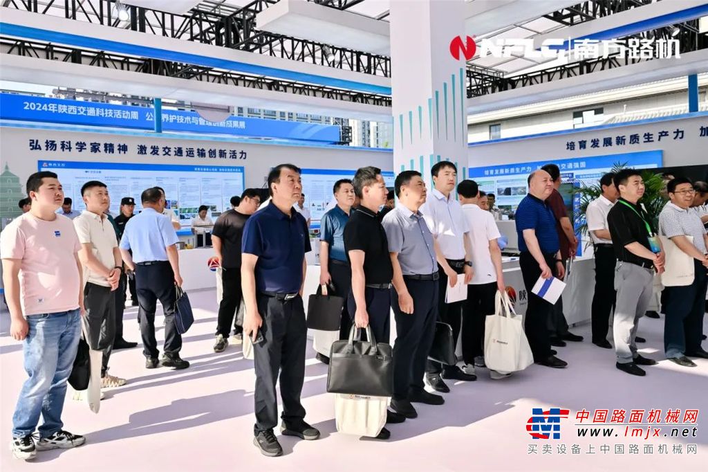 每年的公路大中修工程中都会产生大量沥青路面旧料，沥青混合料回收再利用已成为行业热门议题。南方路机针对行业痛点问题，全新推出RAPR骨料再生设备，促进资源集约利用，推广废旧沥青路面材料再生和综合利用。