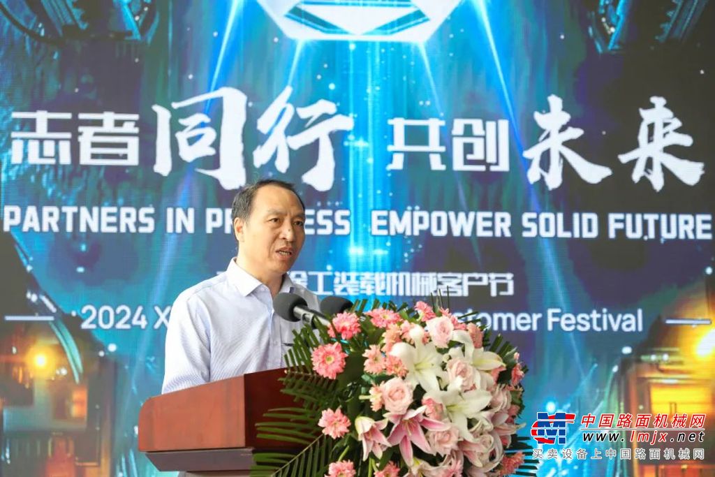 	“一进厂区，看到这么多机械非常震撼。”