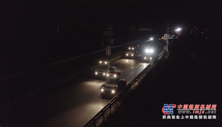 	一键式施工流程：采集道路数据，一键自动建模，开启无人摊压作业。