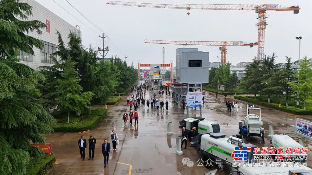 多年以来，方圆集团根植于建设和工程机械领域，致力于施工装备制造的创新、优化和提升，在混凝土搅拌机械、混凝土运输机械、稳定土拌和机械、起重机械、桩工机械等产业领域持续突破。