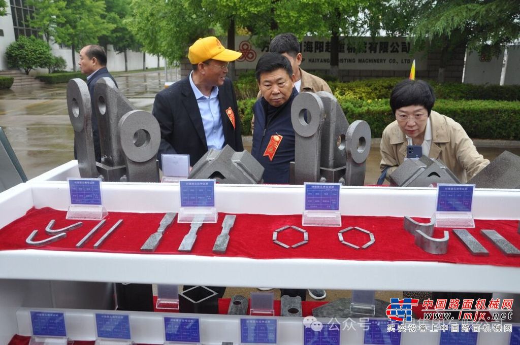 与会嘉宾还参观了“闪光的足迹”方圆集团创业发展历程展览，共同感受方圆集团从小到大、由弱到强的变化过程，感受方圆文化的特殊内涵。