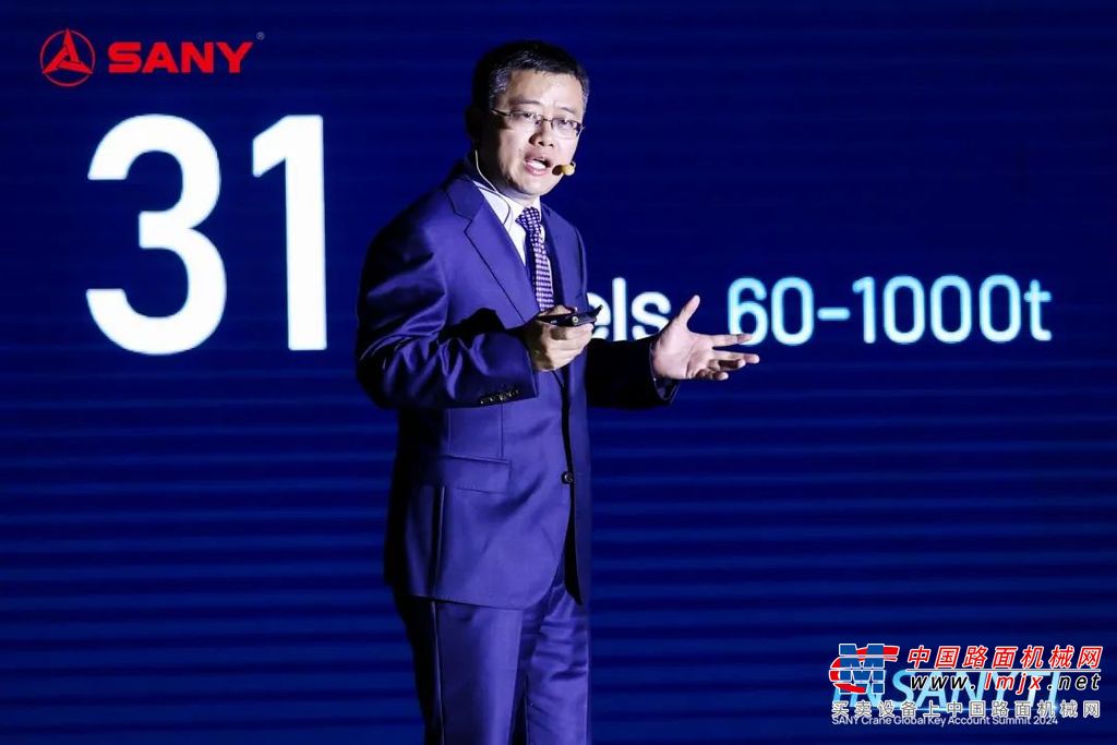 	■智能一键伸缩臂：行业首创，实现伸缩臂与卷扬收放的智能协同，确保吊钩的离地高度始终控制安全范围以内，解决在伸缩臂过程操作繁琐，且需要操作手长时间操控手柄的问题，效率提升10%。