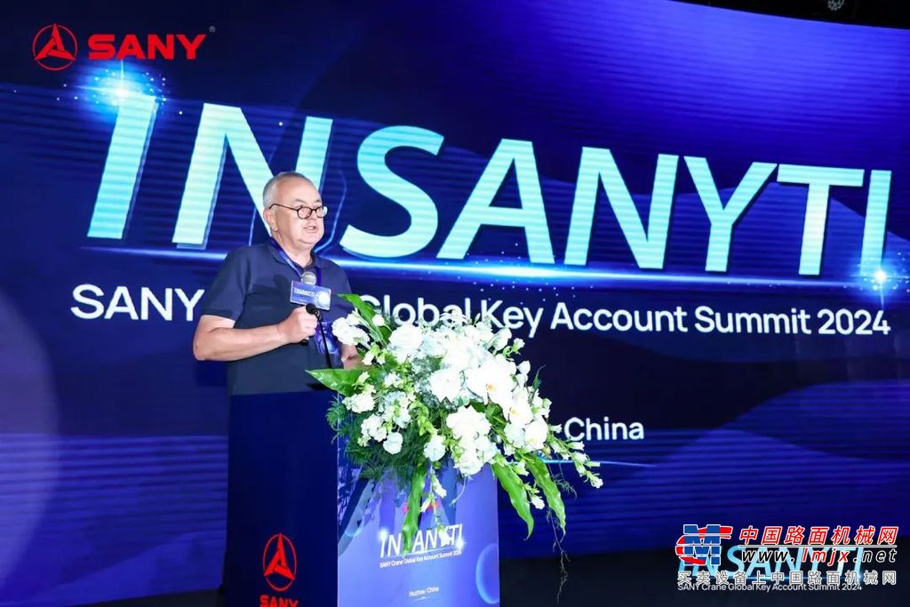 	■驾驶360环视：结合实时图像处理与高效融合算法，行业首次实现6路摄像头全景拼接，解决行驶过程中盲区问题，转场无需辅助人员。