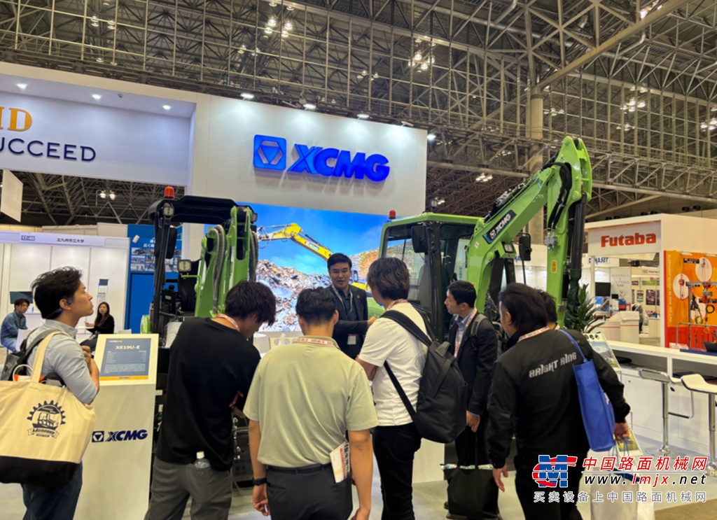 在德国克雷菲尔德的徐工欧洲总部，本次海外分会场活动精彩纷呈。德国、英国、法国、意大利、西班牙、波兰、匈牙利等56家企业200余名欧洲知名企业代表共同参与。