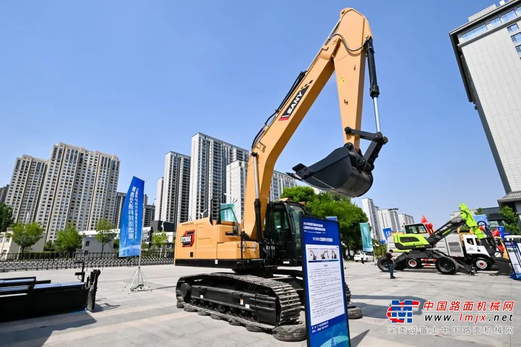 SSP82C-10全伸缩摊铺机