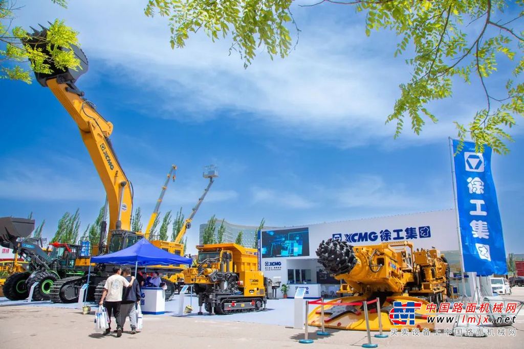 徐工矿业机械研究院院长杨裕丰就徐工大型露天矿山成套装备作详细推介，徐工作为工程机械行业领军企业，获得产业链终端的广泛信赖与认可。
