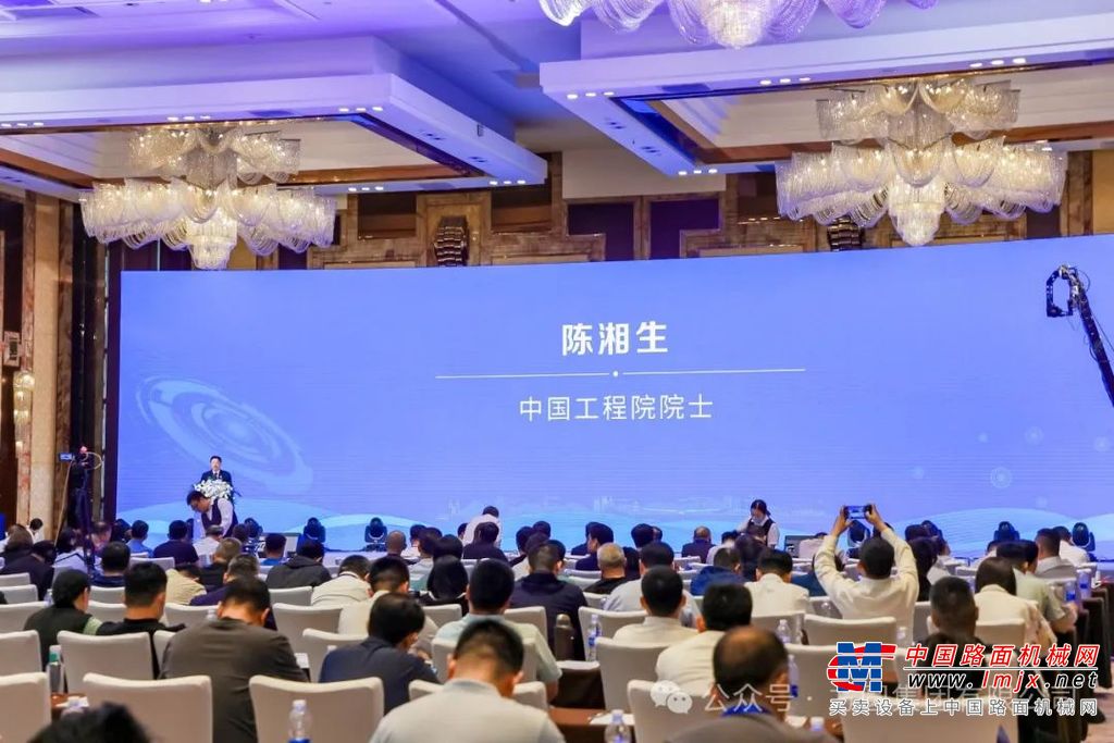 会上，中国建筑第八工程局发布了首台套“天蝉”住宅施工机器人系统，该系统可以覆盖整个施工作业面，并实现自动爬行。在“天蝉”系统内部，不同分工的自动化机器人群悬挂在空间顶部的精密轨道上运行，建筑工人则在底部辅助作业，通过人机协同，共同完成放线、钢筋绑扎、支模、浇筑、振捣、养护等各项施工工序，实现流水化作业，该套系统将用工数量缩减50%以上，工期缩短约30%，施工速度最快可达5天1层，具有施工高效、安全可靠、经济实用、质量可控等优点。